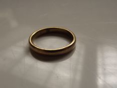 18 ct gold wedding band, 3.5 grams