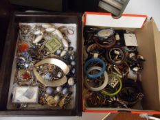 2x boxes of costume jewellery