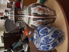 2x lidded vases