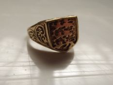 9 ct gold gent's England ring, 4.8 grams
