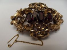 Yellow metal Victorian/Edwardian brooch set with t