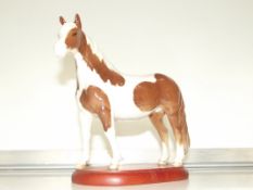 Beswick Scewbald horse on a plinth 18cm