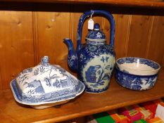 4 pieces of blue and white pottery