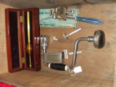 Hand tools and vintage razors to include a late 19