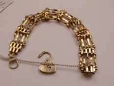 9 carat gold gate bracelet, weight 8 grams