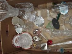 Assorted glassware to include scent bottles, 3D la