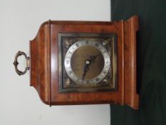 An Elliot mantle clock, made in England 20x17cm