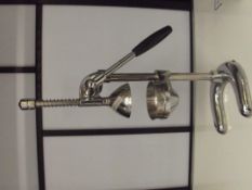 Freestanding manual juicer