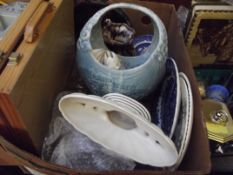 Various glassware and ceramics to include an art d