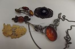 Collection of vintage jewellery to include silver