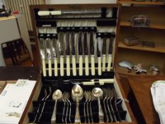 Cased canteen of cutlery