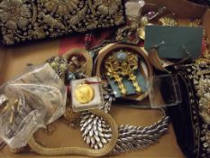 Assorted vintage costume jewellery