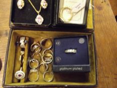 Case of costume jewellery, predominantly dress rin