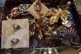 Collection of vintage costume jewellery to include