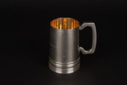 An Edwardian silver tankardhallmarked Sheffield 1905, with engraved inscription Derbyshire Polo