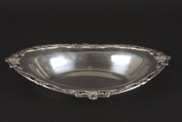 An Edwardian Art Nouveau silver dishhallmarked Sheffield 1908, of oval form with pierced foliate
