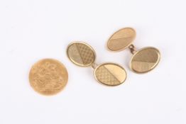 An Edward VII gold sovereign, 1910 sold together with a pair of 9ct gold oval chain link cufflinks