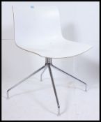 A stunning modernist designer Catifa 46 Arper Italia Swivel office desk chair raised on angular