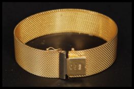 A stunning 18ct / 75 marked gold UnoAErre Italian snake mesh linked ladies bracelet.