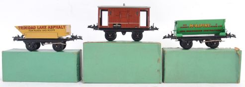 HORNBY 0 GAUGE: A collection of 3x Hornby 0 gauge tinplate carriages,