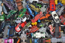 HOTWHEELS: A large quantity of assorted loose vintage and contemporary Hotwheels diecast models