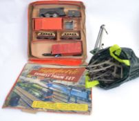 0 GAUGE: A collection of vintage 0 gauge related railway trainset items to include an incomplete
