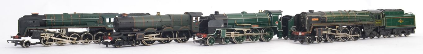 00 GAUGE: A collection of 4x assorted 00 gauge railway trainset locomotives and tenders,