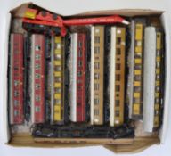 00 GAUGE; A collection of 10x loose Hornby / Triang and other 00 gauge railway trainset carriages.