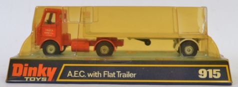 DINKY: An original Dinky Toys 915 AEC Lorry with Flat Trailer. Mint.