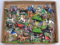 BRITAINS: A tray of vintage Britains Deetail metal and plastic figures - knights, cowboys etc.