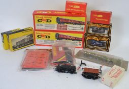 00 GAUGE; A collection of assorted 00 gauge railway trainset accessories to include wagons,