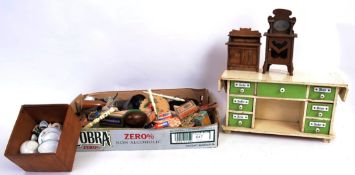 DOLLS HOUSE ACCESSORIES: A good collection of mostly antique Victorian / Edwardian (and other)