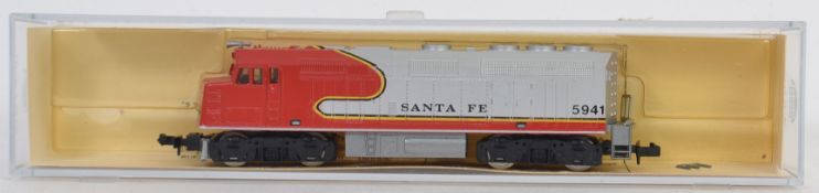 MODEL POWER; A Model Power N Gauge Santa Fe 7544 N Gauge railway trainset locomotive.