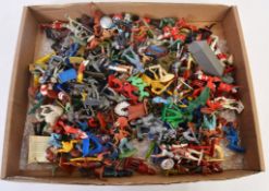 TOY SOLDIERS: A large collection (approx 100) assorted vintage toy soldiers to include Britains,