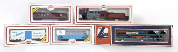 00 GAUGE: A collection of 00/ H0 gauge railway trainset items to include a Model Power Locomotive