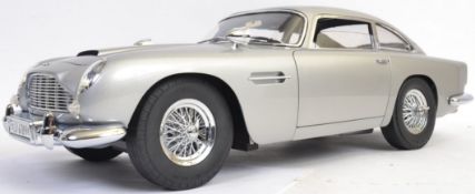 JAMES BOND 1:8 SCALE ASTON MARTIN;