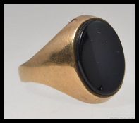 A gentlemans 9ct gold signet ring, hallmarked to inside shank. Total weight 4.
