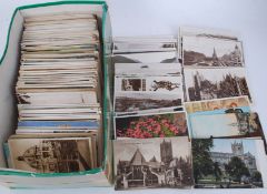 Approx 700 older postcards in box.