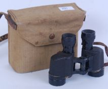 US ARMY BINOCULARS: A good pair of vintage US Army issued Wollensak 6x30 binoculars.