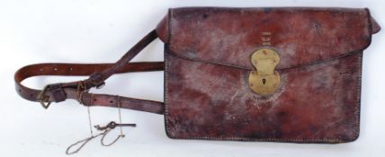 DISPATCH RIDERS BAG: An original WWII Second World War leather locking dispatch riders satchel bag.