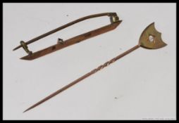 A 9ct gold Victorian bar brooch with pin