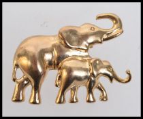 A vintage yellow metal brooch depicting