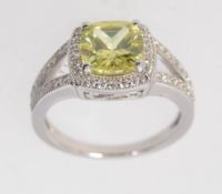 A 925 silver ring set with a central cit