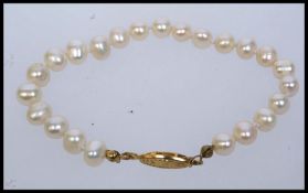 A vintage pearl bracelet strung with cul