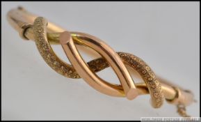 A good ladies 9ct gold bracelet with twist facia and safety chain/