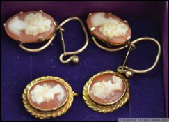 2 pairs of vintage 9ct gold ladies shell cameo earrings, both with depictions of maidens.