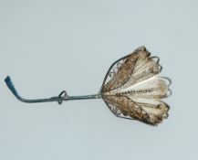 A 925 silver filigree brooch in the form of a tulip. Marked 925. Measures 5.
