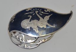 A silver niello brooch with etched figure with roller clasp. Weight 4.8g. Measures 4.5cms.