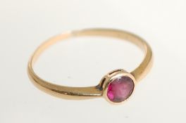 A 9ct Art Deco style gold ring set with a central garnet stone in a bezel setting. Size O.5.