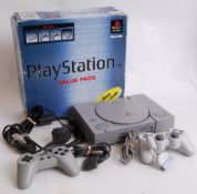 PLAYSTATION: A Sony PlayStation, complet